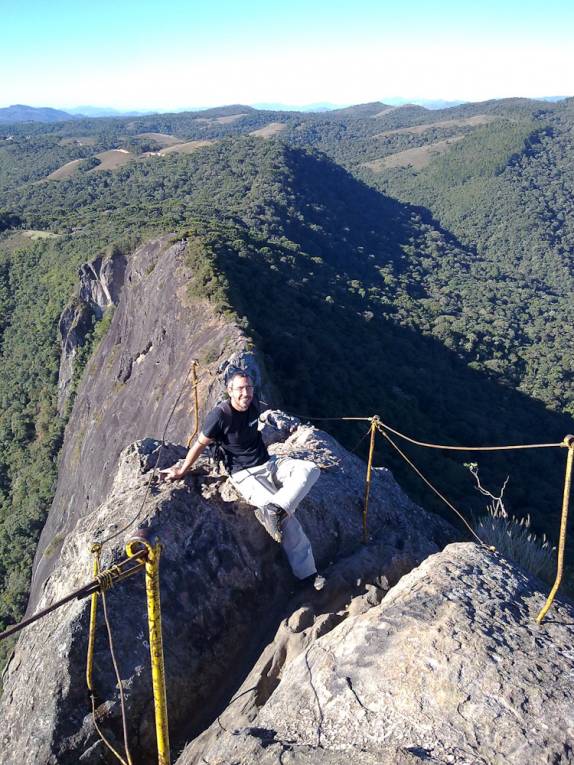 Na ponta da Pedra do Baú na região de Campos do Jordão - SP